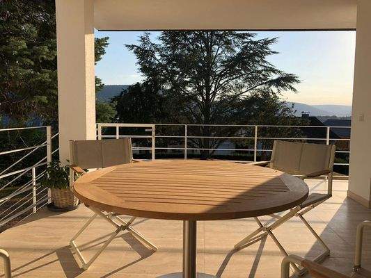 Balkon mit Außenkamin