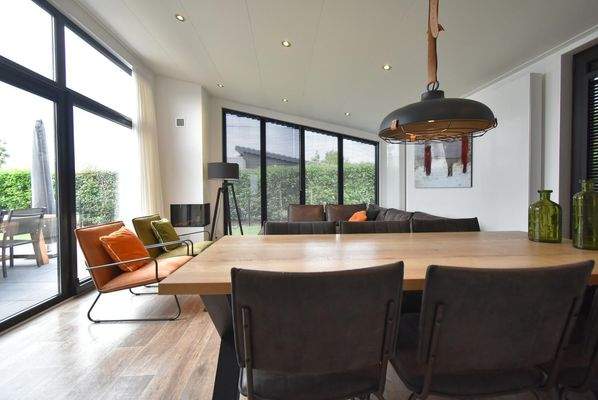 ferienhaus-kaufen-herkingen-wohnzimmer-esszimmer-2025.webp008