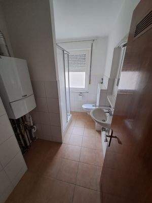 Badezimmer mit Fenster