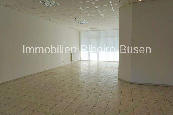 der große Büro- oder Verkaufsraum