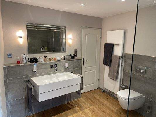 modernes Bad mit ebenerdiger Dusche 