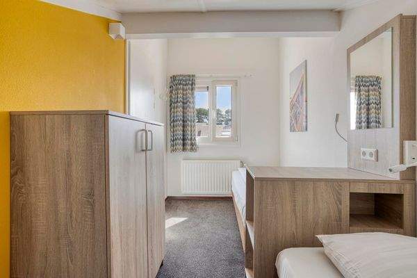 hauptschlafzimmer-kaufen-duinresort-gelbe-wand-dop