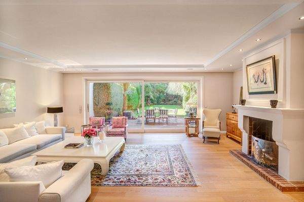 Großzügiges Wohnzimmer mit  Blick in den Garten