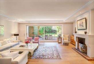 Großzügiges Wohnzimmer mit  Blick in den Garten