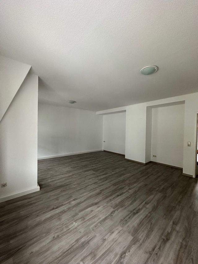 Schöne geräumige 2 Raum Etagenwohnung in Zwickau Zentrum ab sofort zu vermieten - Photo 2