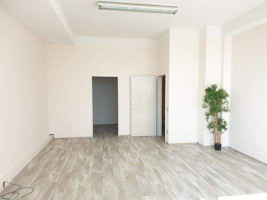 grosses Büro mit Abstellraum bzw. separate Küche