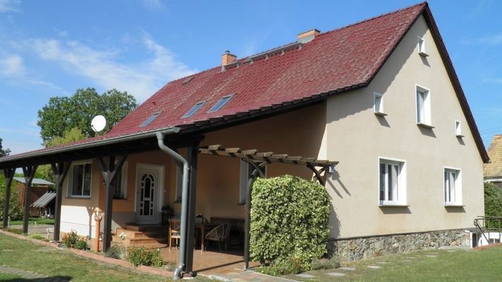 Haushofseite mit Hauseingang u. Terrasse,Südgiebel