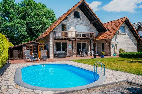 Pool und Terrasse