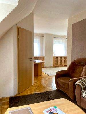 Wohnzimmer im DG (Zugang kleiner Abstellraum)