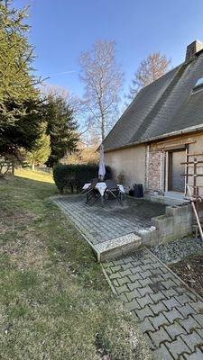 Sitzecke hinter dem Haus