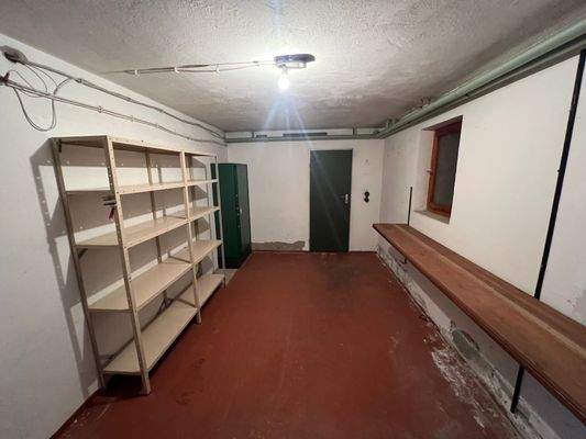 Kellerraum 3 mit Zugang Garage