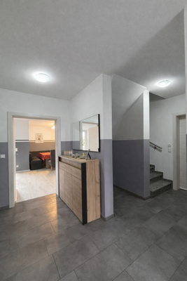 mit Zugang zum großzügigem Wohn-/Essbereich mit offener Küche