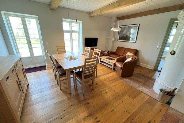 Wohnbereich mit antikem Mylinofen (rechte DHH)