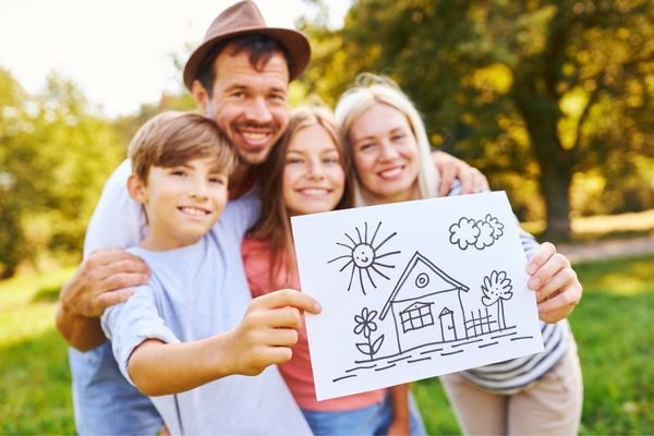 Familie mit Bild auf Wiese