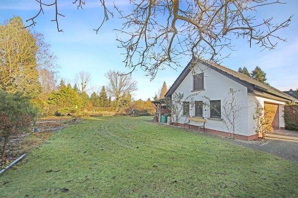 Hausansicht / Grundstücksseite