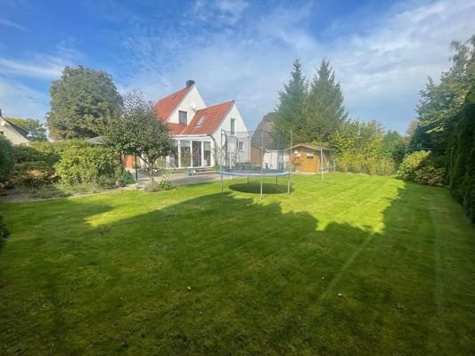 Seitenansicht und Blick in den Garten