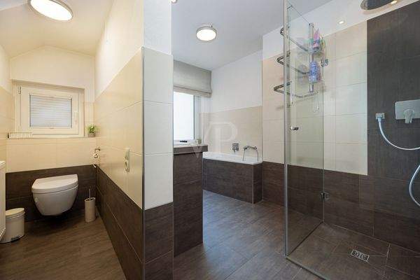 Badezimmer Elternbereich mit Doppelwachbecken