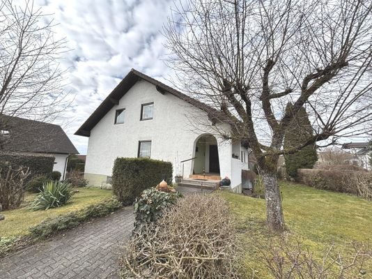 Das Wohnhaus mit Garten