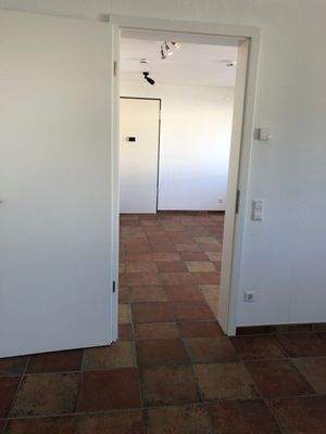 Wohnzimmer mit Blick zum Eingangsbereich