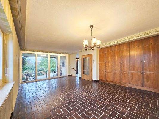 Essbereich mit Zugang zur kleinen Terrasse und Garten