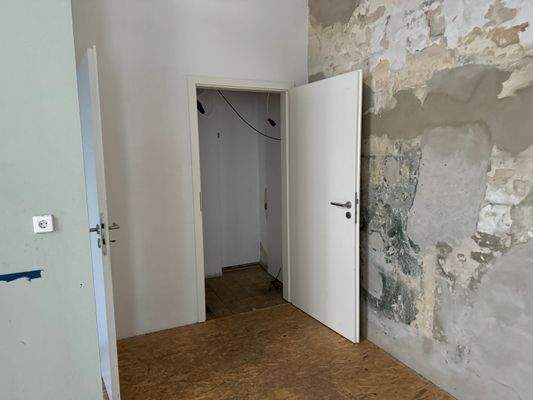 Ausgang zum Keller und Hof 