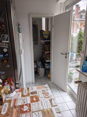 Abstellkammer von Küche aus.png