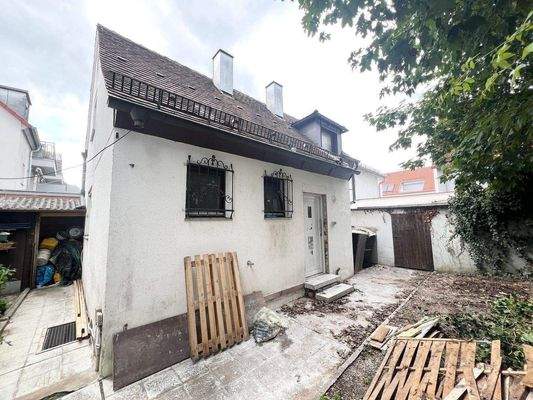 Hausansicht mit Gartenanteil