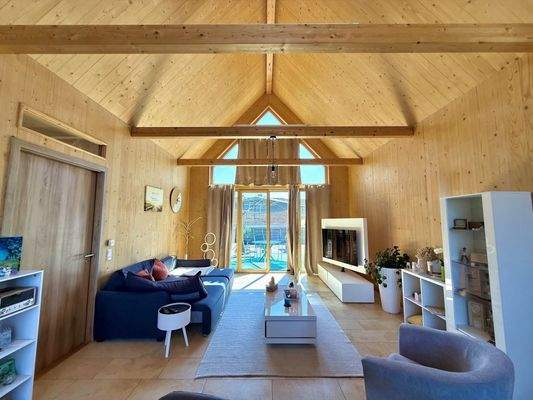 Lichtdurchflutetes Wohnzimmer