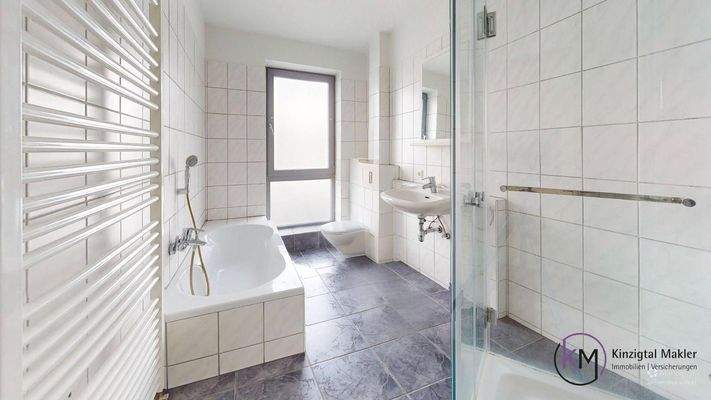 ... Badezimmer mit Dusche und Wanne