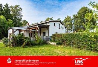 Seitliche Gebäudeansicht