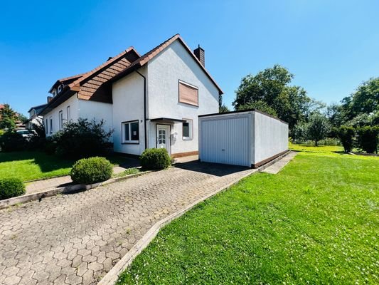 1 Hausansicht mit Garage