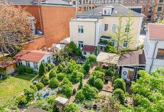 Luftbild Rückansicht Villa mit Garten