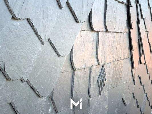 Schieferdetail der Schleppdachgaube