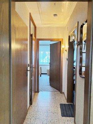 Flur mit Dach-Luke zum SB.jpg