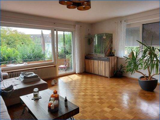 Wohnzimmer + Zugang kleine Terrasse