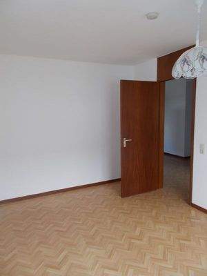 11 - Wohnzimmer Richtung Flur.jpg