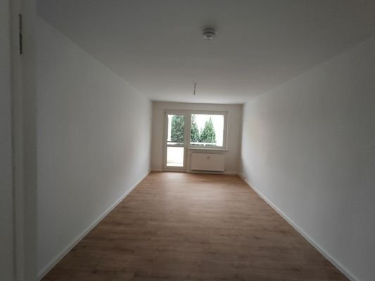 Wohnzimmer mit Zugang zum Balkon