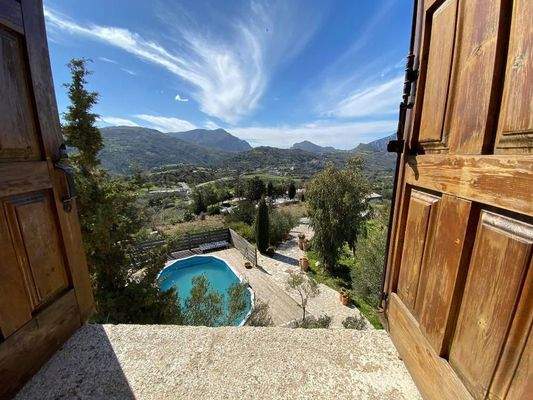 2 komplett ausgestattete Steinvillen mit schönen Gärten und 3 zusätzlichen Baurechten