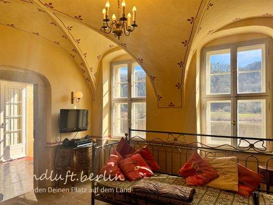 Zimmer im Erdgeschoss mit neu verlegtem Sandsteinb