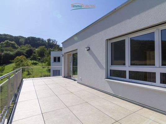 Großzügiger Balkon für entspannte Stunden