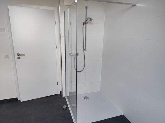 Badezimmer mit Dusche.jpg