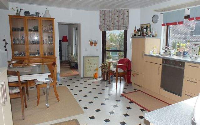 Küche_Essen Souterrainwohnung