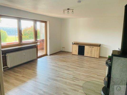 Wohnzimmer mit Balkon