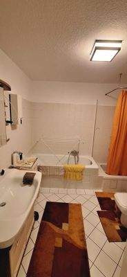 Bad mit Dusche und Badewanne