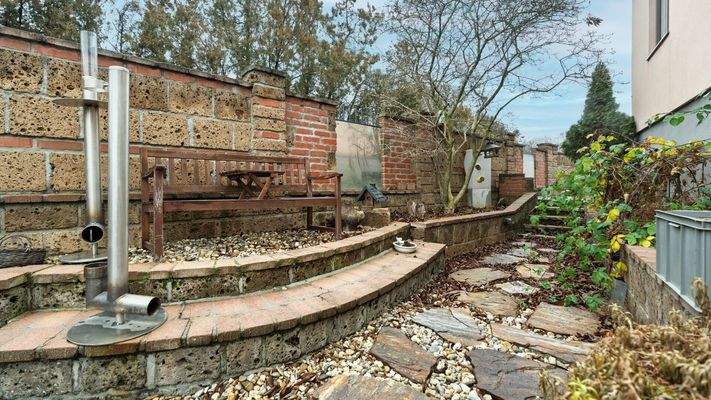 Garten / seitlicher Weg