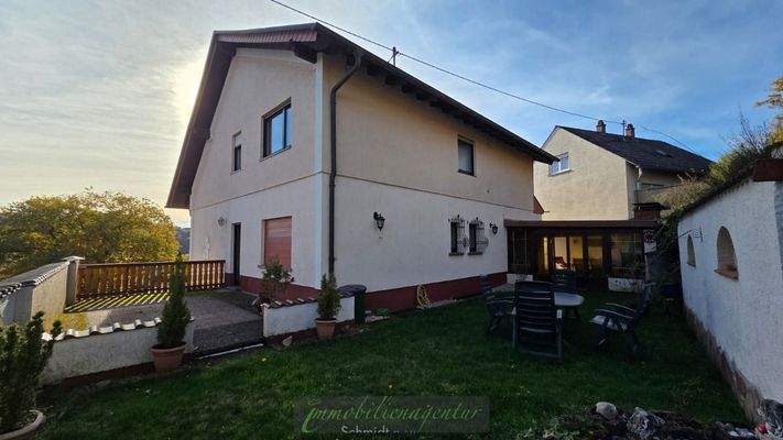 Garten mit Freisitz über der Garage