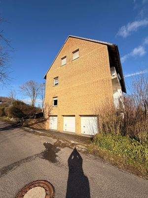 Seitenansicht mit Garagen