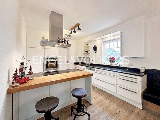 offene Wohnküche mit Sitzecke