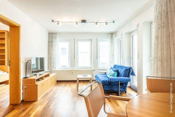 Lichtdurchflutetes Wohnzimmer