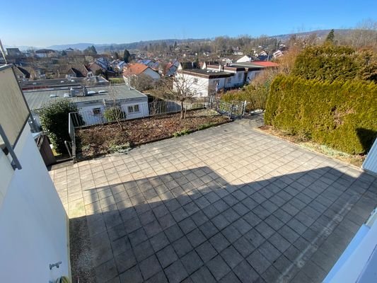 Blick auf die Terrasse des Sockelgeschosses